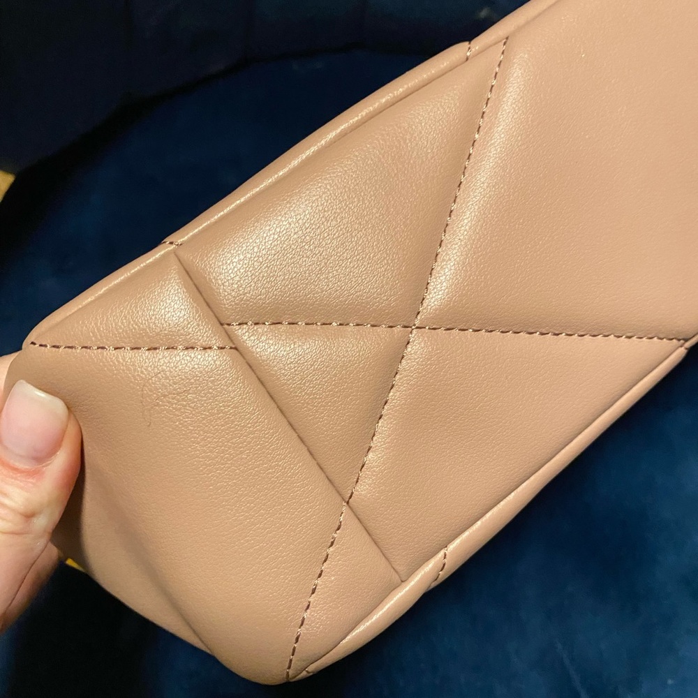 Elegant Quilted Pink Shoulder Bag with Gold Hardware - Picture 4 of 8